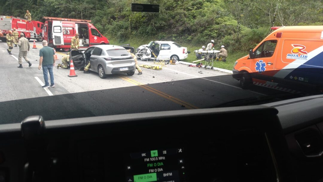 Acidente na serra entre Nova Friburgo e Cachoeiras de Macacu deixa 2 feridos