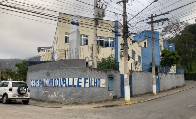 Greve dos profissionais da educação continua em Nova Friburgo