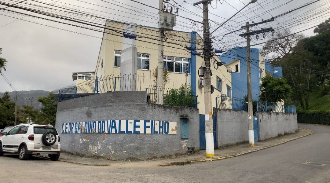 Greve dos profissionais da educação continua em Nova Friburgo