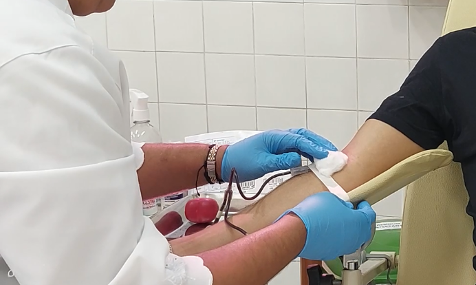 Pessoa doando sangue no hemocentro de nova friburgo