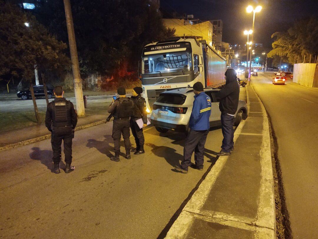 Colisão entre carreta e carro de passeio travam fluxo do viaduto 
