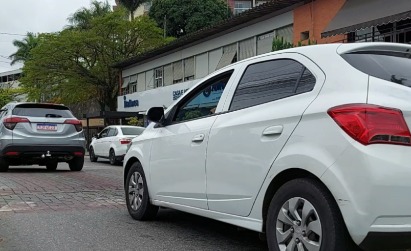 carro na rua branco