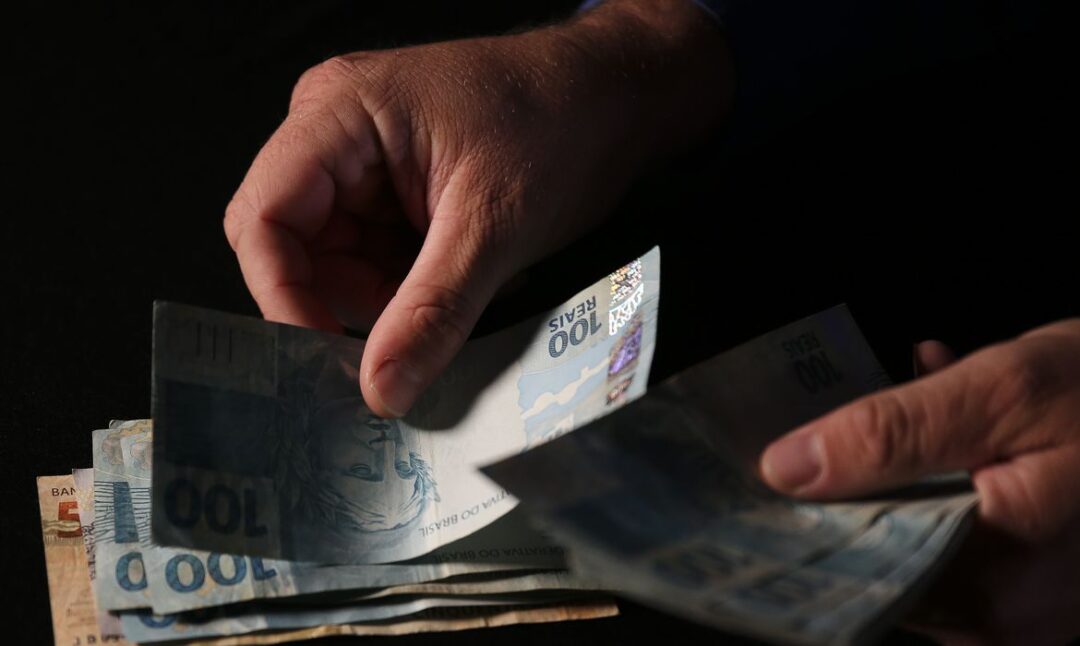 Vereadores de Nova Friburgo aprovam aumento de mais de 80% no próprio salário