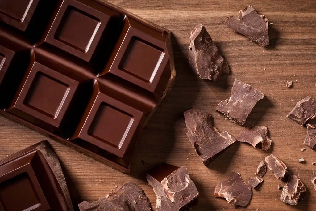 O chocolate possui vários benefícios para o corpo e mente, mas o consumo merece atenção