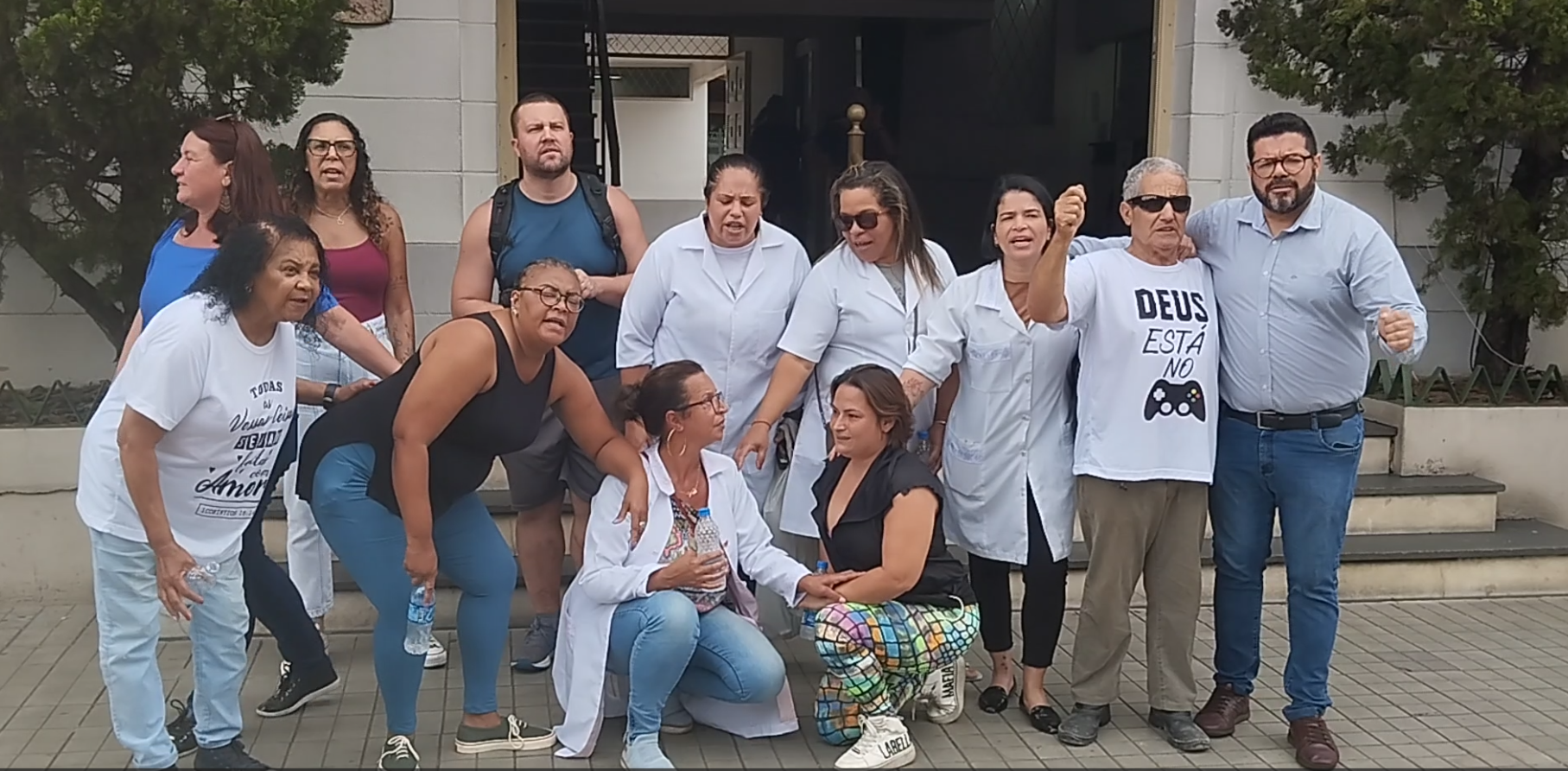 Enfermeiros ainda não receberam o repasse do piso da categoria e fazem manifestação em frente à Prefeitura