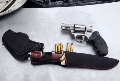 Polícia Militar prende homem com arma, faca e munições