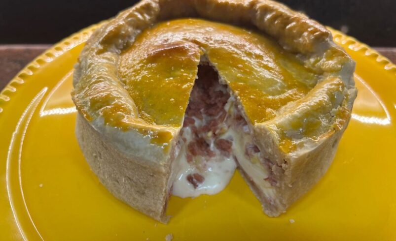 Torta de calabresa e queijos