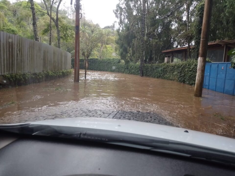 Chuva causa transtornos no trânsito e preocupa friburguenses
