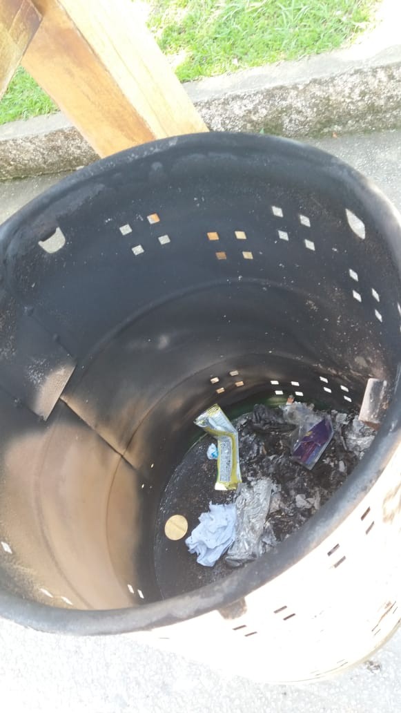 Diga não ao vandalismo: papeleira é incendiada no centro e Prefeitura pede a colaboração da população
