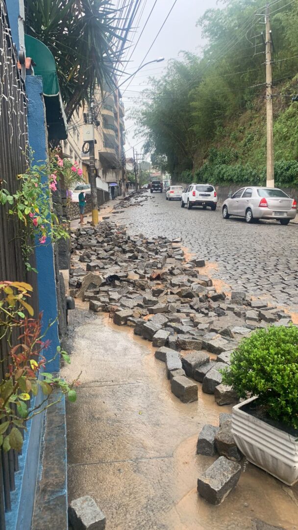 Em menos de 5 horas, chuva causa grandes estragos em Nova Friburgo