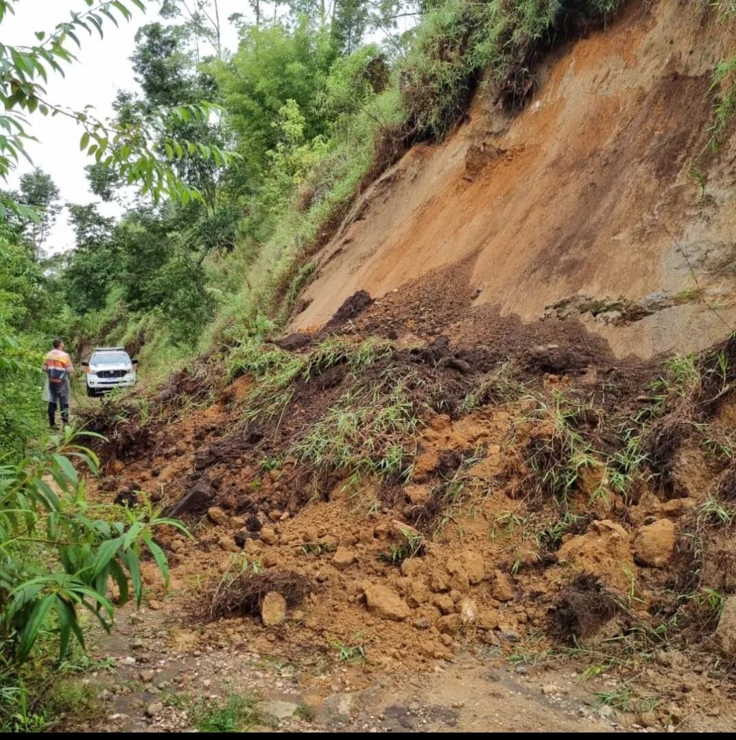 Deslizamento de terra interdita estrada que dá acesso ao “Chapéu da Bruxa”