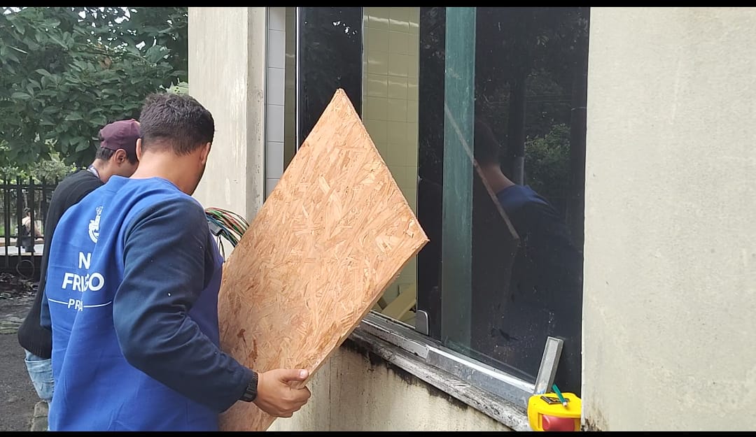 Secretaria de Obras realiza reparo provisório da janela do hemocentro, que sofreu vandalismo na noite do último sábado, 13