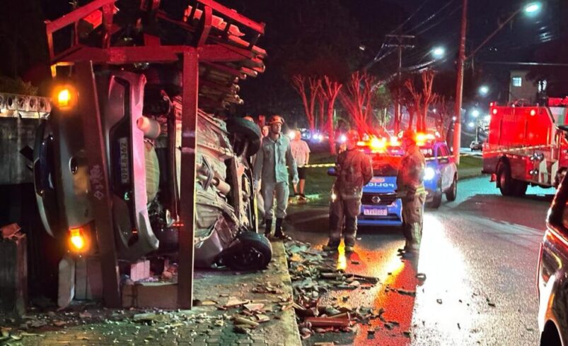 Carro perde o controle, invade e destrói ponto de ônibus em Nova Friburgo