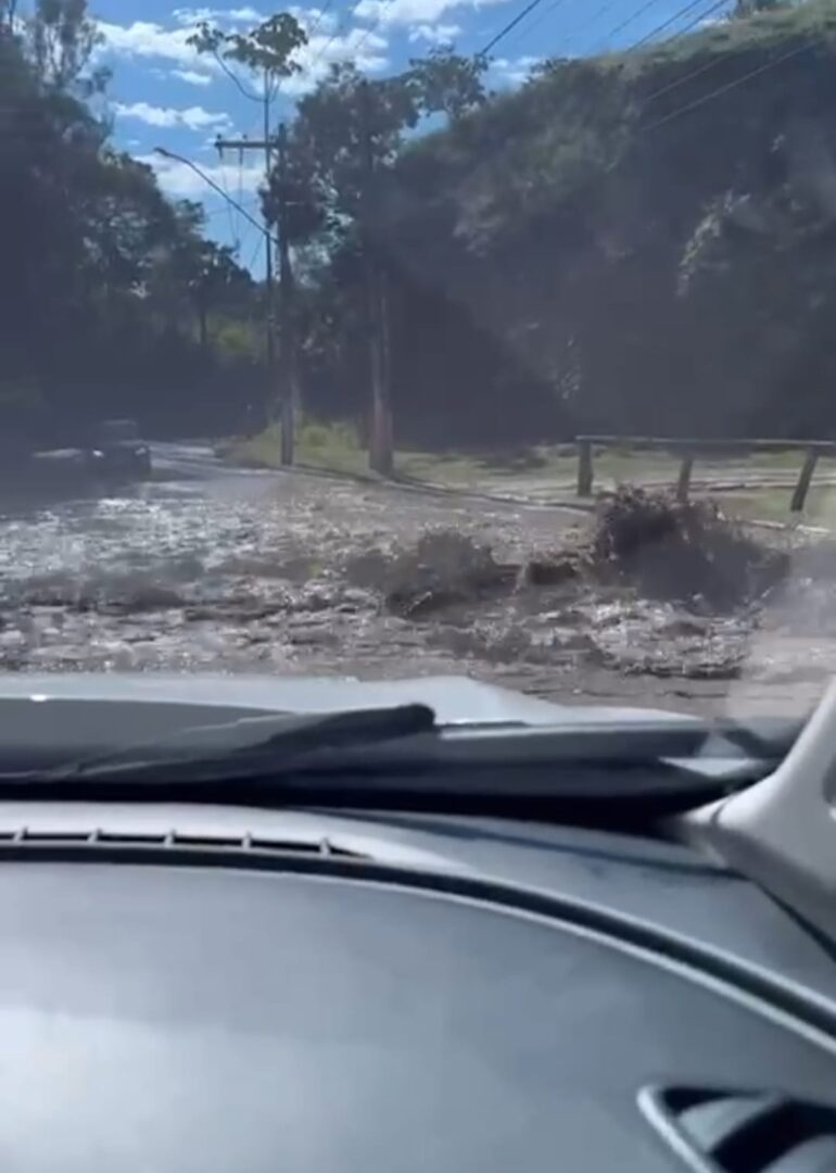 Tubulação rompe em São Geraldo e várias localidades de Nova Friburgo podem ficar sem água