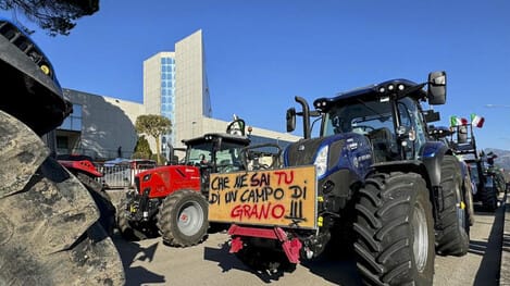 Tratores bloqueando rodovias, estrume e palha: O que está acontecendo na Europa?