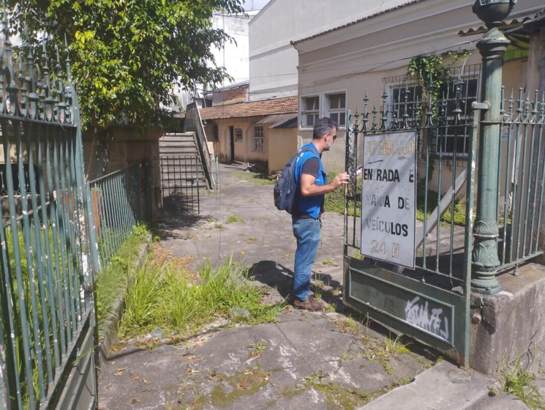 Dengue em Nova Friburgo: agentes de endemias iniciam ação no casarão da rua Augusto Spinelli
