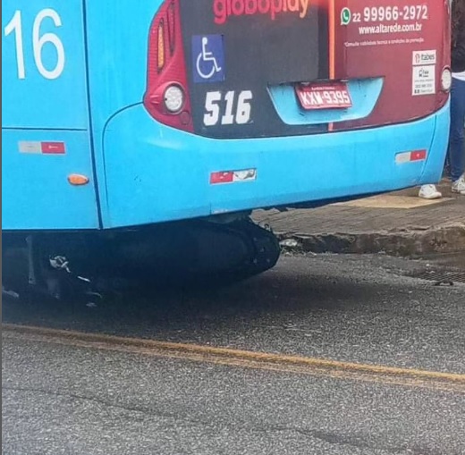 Bandidos roubam moto e param embaixo de ônibus em Nova Friburgo