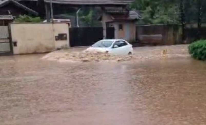 Chuvas causam estragos em Friburgo e deixam mortos em Petrópolis e Teresópolis