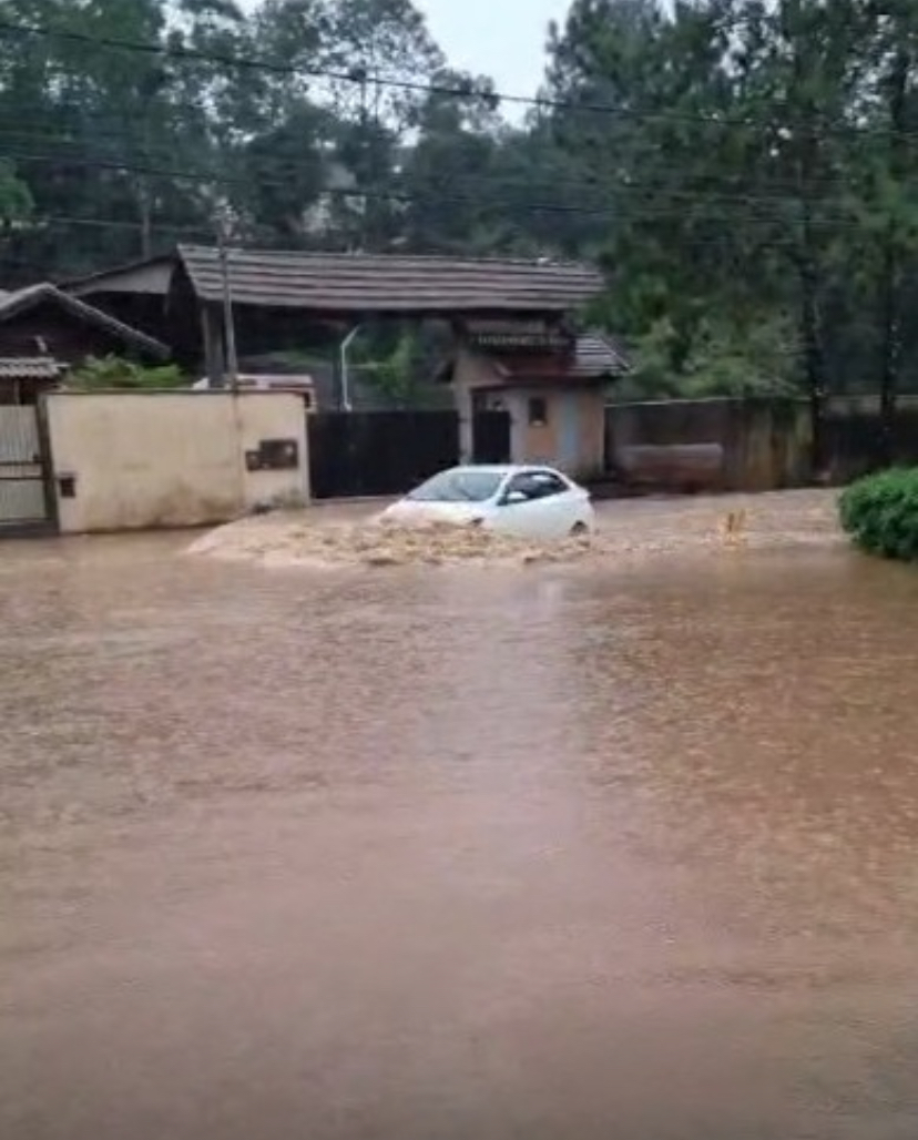 Chuvas causam estragos em Friburgo e deixam mortos em Petrópolis e Teresópolis