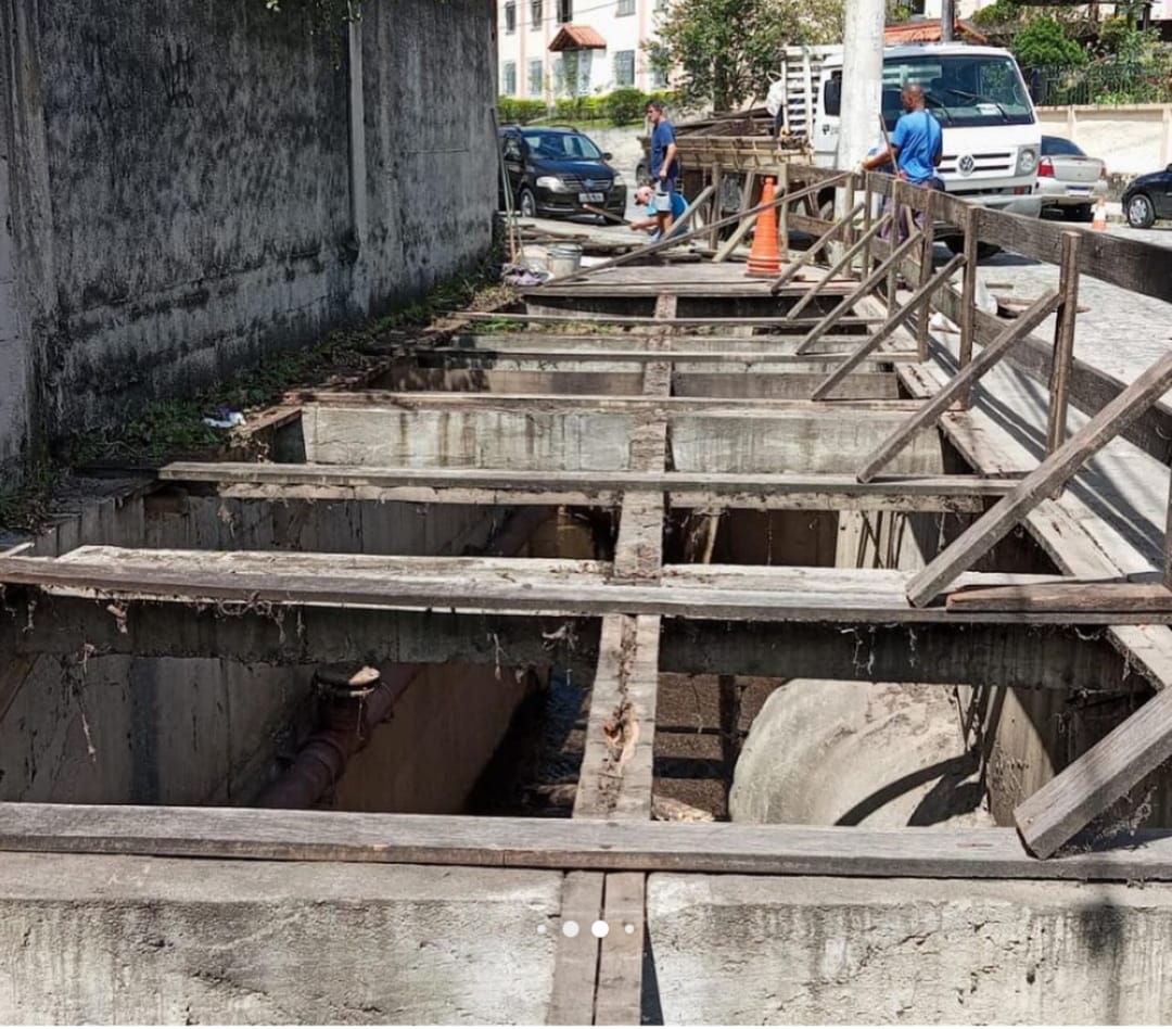 Depois de acidente, deck da Vila Amélia, em Nova Friburgo, começa a ser desmontado para obras