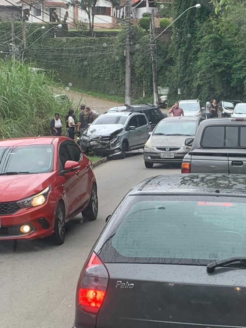 Acidente na ‘Curva da Macumba’ causa caos no trânsito de Nova Friburgo, mas não deixa vítimas fatais