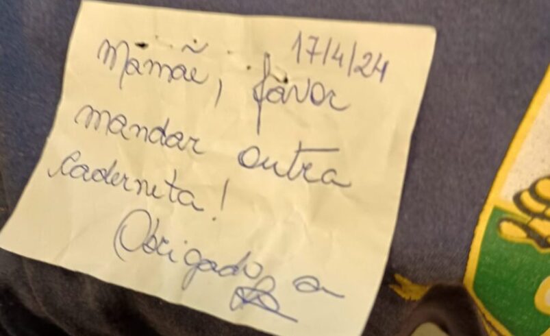 ‘Dá um nó na garganta’; diz mãe de menino que teve bilhete grampeado no uniforme em escola municipal de Nova Friburgo