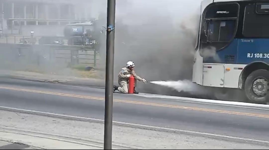 Ônibus da 1001 pega fogo em Conselheiro Paulino, Nova Friburgo