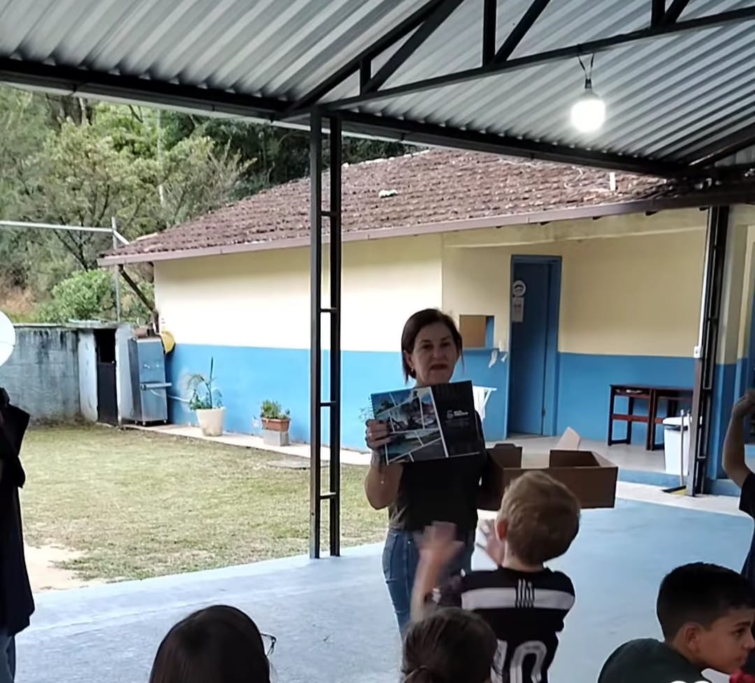 Em ano eleitoral, prefeito de Nova Friburgo compartilha vídeo de crianças agradecendo por uniformes e material escolar
