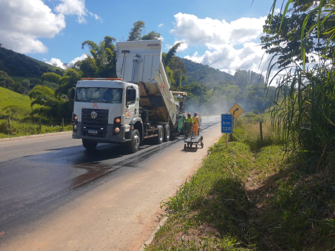 Trecho do Km 128 aa RJ-116, em Cordeiro,  funciona em pare e siga