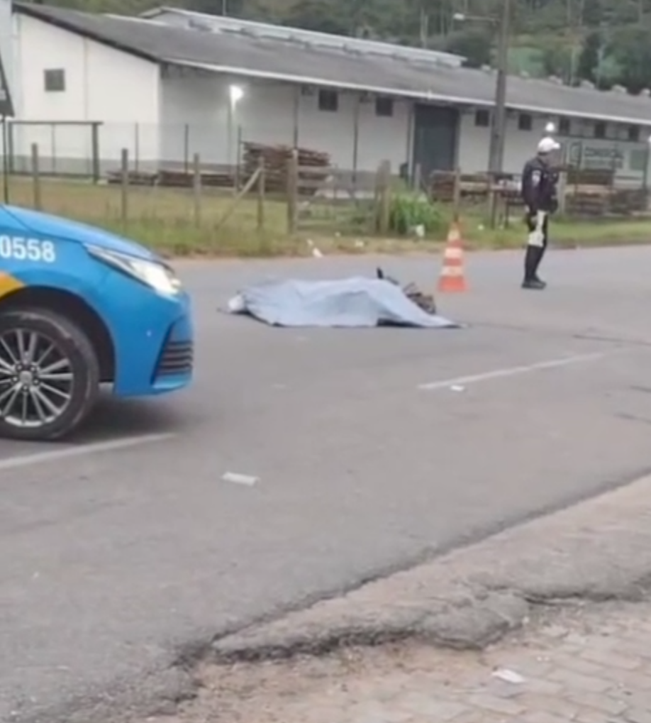 Homem morre após colidir com caminhão em Nova Friburgo