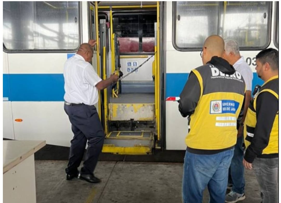 Detro recolhe 19 ônibus intermunicipais em situação irregular em véspera de feriado
