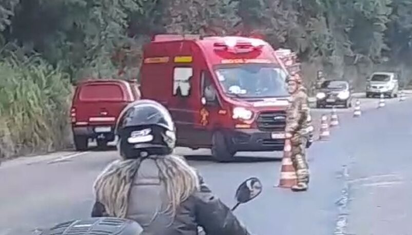 Carro capota na RJ-130, em Nova Friburgo