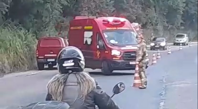 Carro capota na RJ-130, em Nova Friburgo