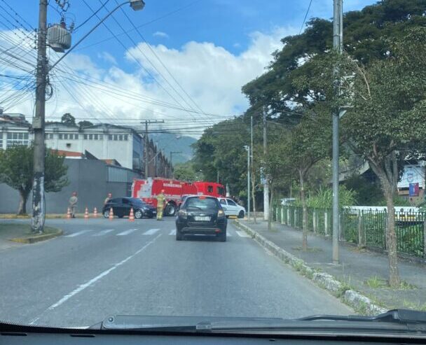 Engavetamento em Olaria, Nova Friburgo, deixa trânsito em meia pista