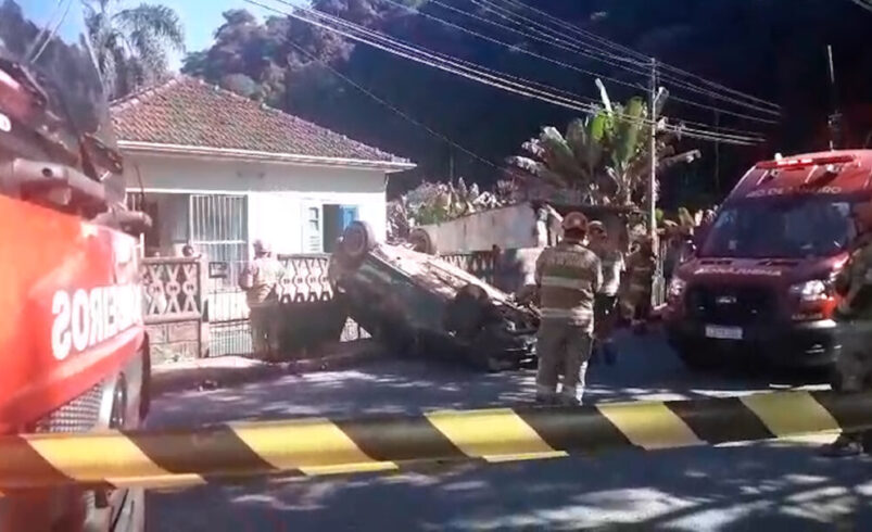Carro capota e atinge garagem em distrito de Nova Friburgo