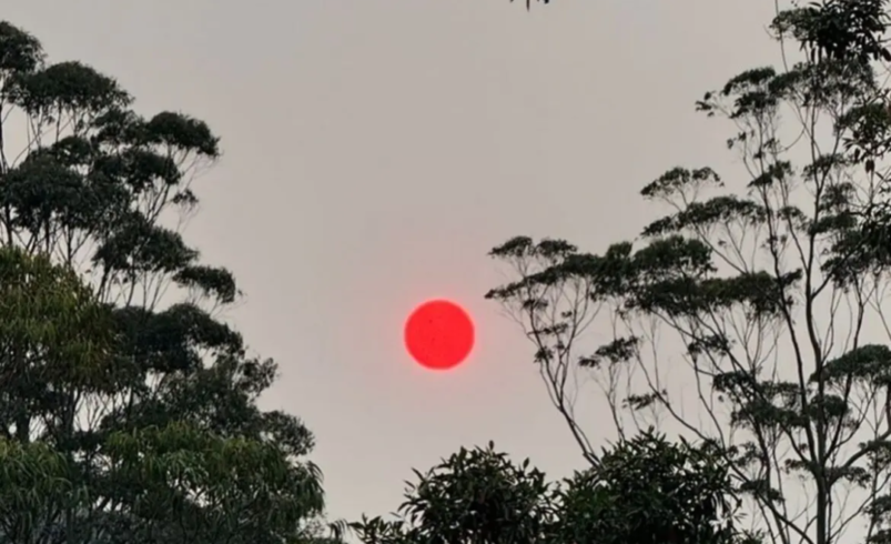 Sol vermelho chama atenção neste fim de semana em Nova Friburgo e levanta debates