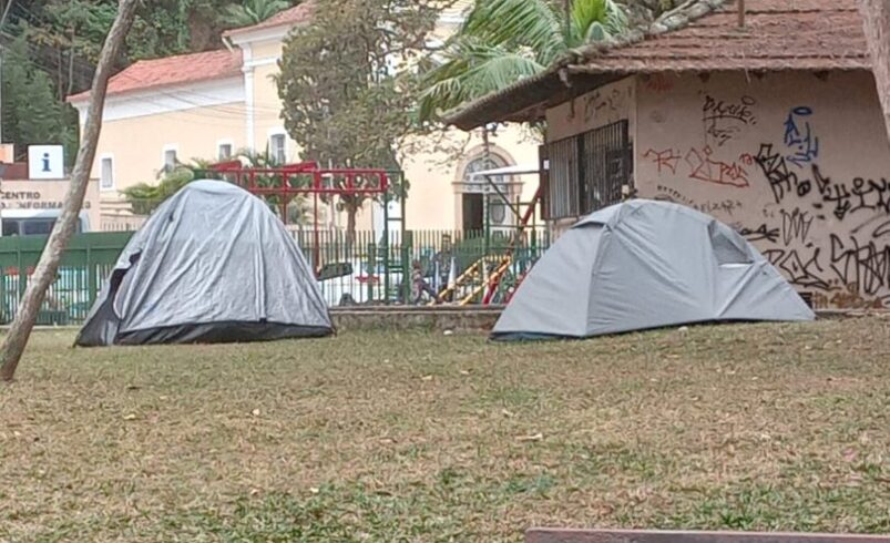 Praça do Suspiro, importante atração turística de Nova Friburgo, é utilizada de forma imprópria como camping