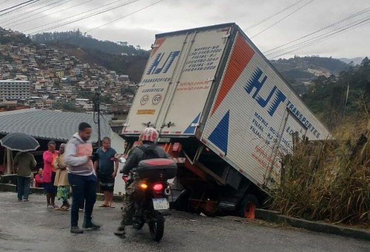 Susto no trânsito: Caminhão perde controle e fica pendurado em ribanceira