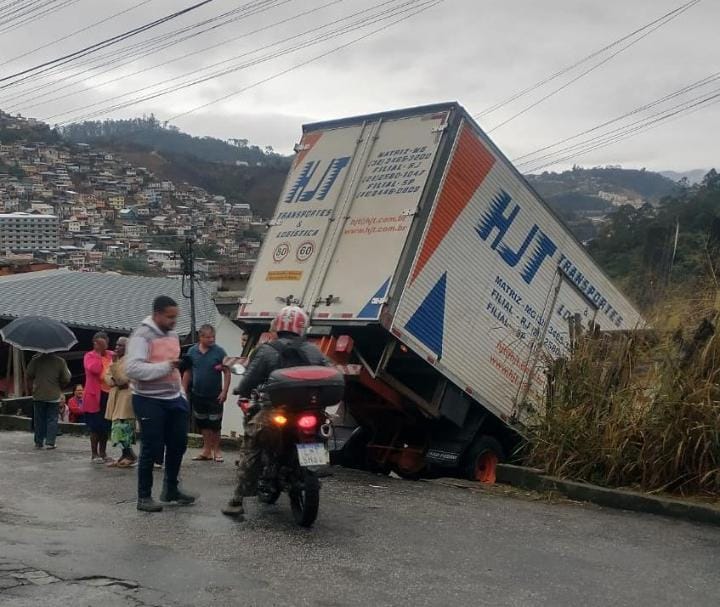 Susto no trânsito: Caminhão perde controle e fica pendurado em ribanceira