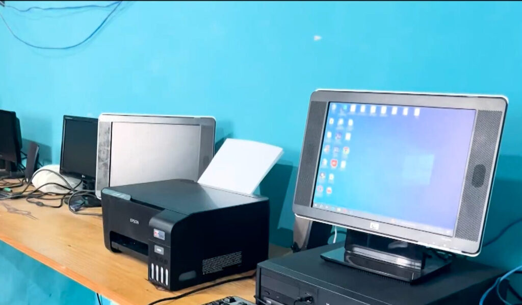 Sala de informatica do Projeto Aluno Nota 10 no bairro Rui Sanglard em Nova Friburgo