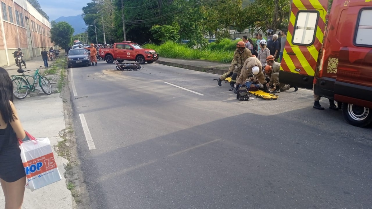 Acidente entre moto e ônibus deixa duas mulheres feridas em Nova Friburgo