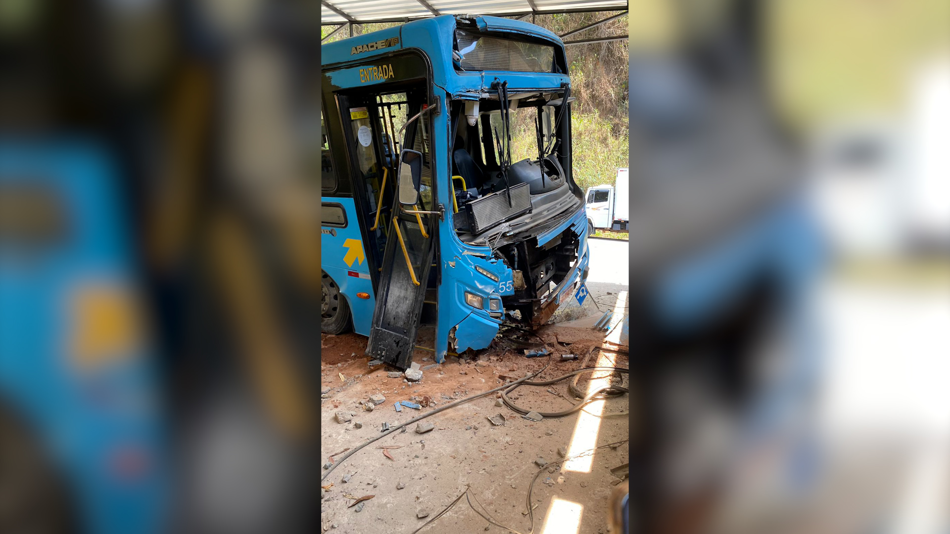 Motorista perde consciência e ônibus bate em galpão de Nova Friburgo
