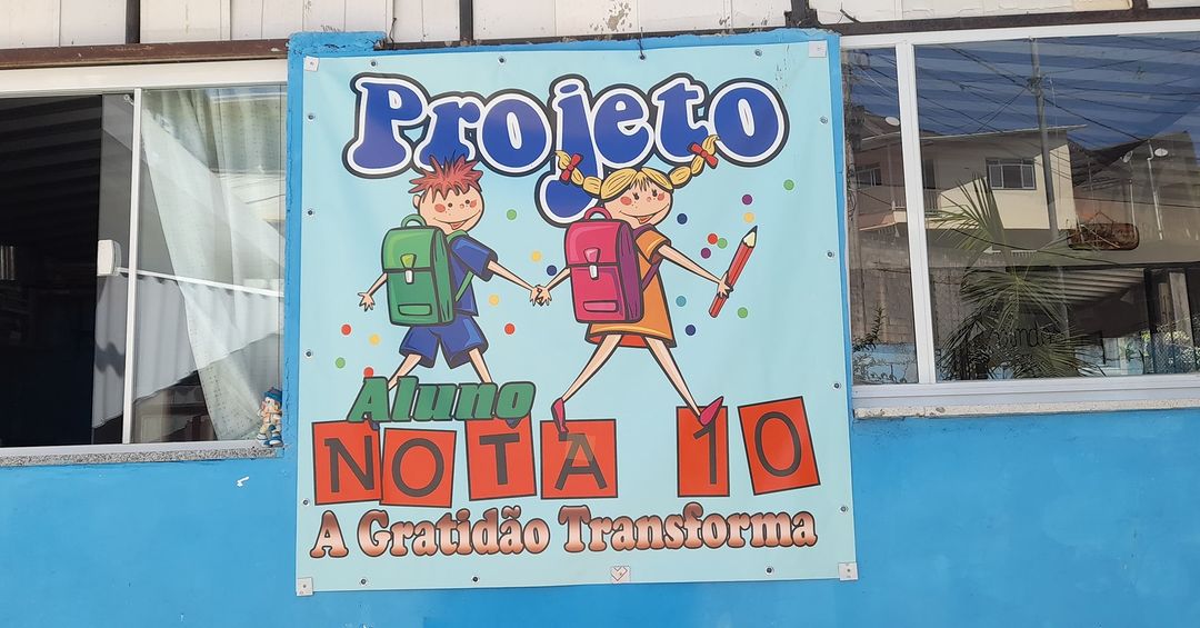 Dia do professor: Conheça a história de uma educadora que transforma vidas com aulas gratuitas em Friburgo