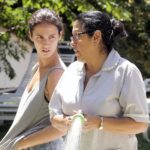 Mulher mais velha e mulher jovem conversando em cena do filme Que Horas Ela Volta