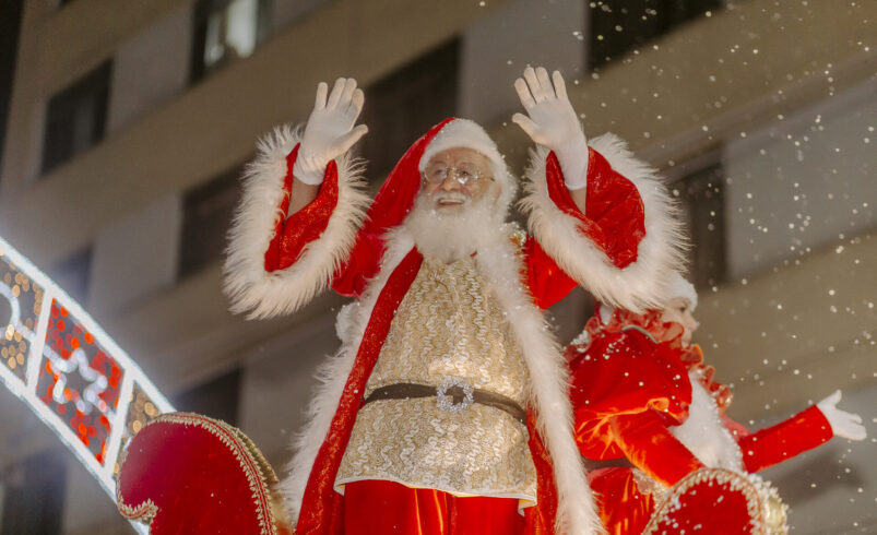 Papai noel no desfile um encanto de natal nova friburgo