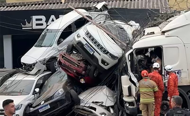 Carreta invade agência de automóveis na Terê-Fri RJ 130
