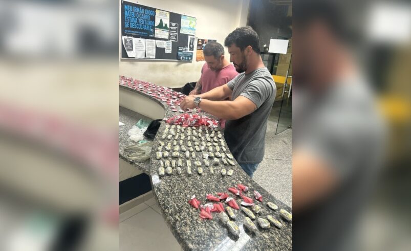 Policiais civis contabilizam drogas apreendidas no bairro Village, em Nova Friburgo