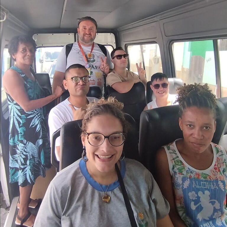 Cia Teatral Tragicômico do Centro Dia Especializado (CDE) da APAE Nova Friburgo embarcando para a grande final nacional do Festival Nossa Arte!