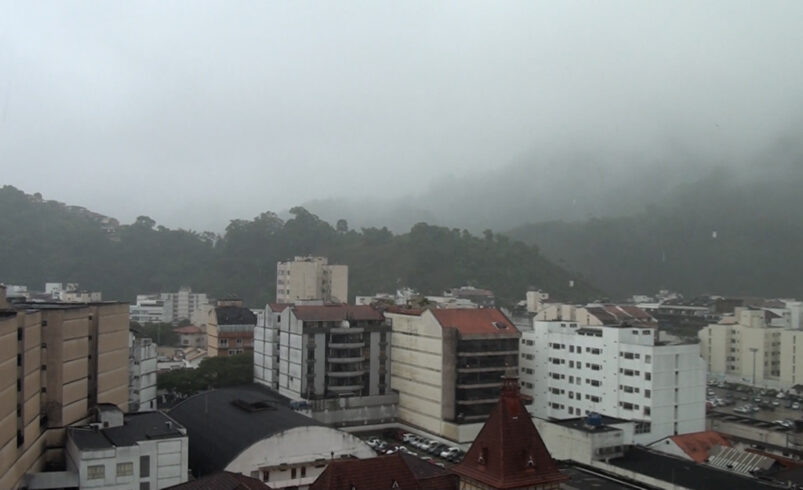 Frente fria e ZCAS trazem chuvas intensas: alerta para Nova Friburgo e região