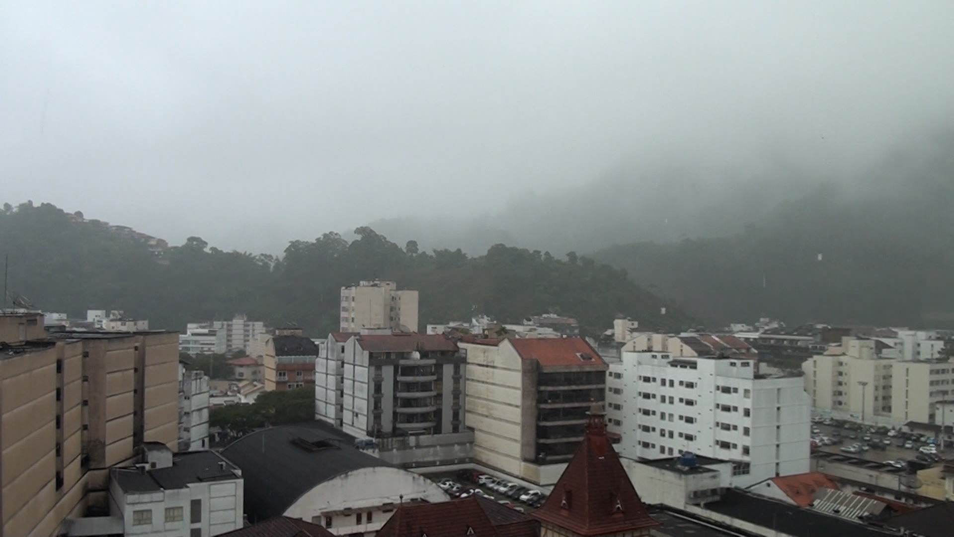 Frente fria e ZCAS trazem chuvas intensas: alerta para Nova Friburgo e região